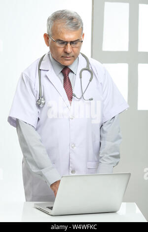 Male doctor working on a laptop Foto Stock