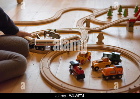 Giocare con un BRIO treno su un pavimento di legno Foto Stock
