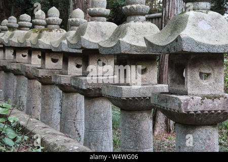 Lanterne di pietra di un tempio buddista (gessho-ji) in matsue (Giappone) Foto Stock