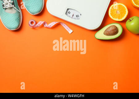 Piano di composizione dei laici con perdita di peso accessori sul colore di sfondo Foto Stock