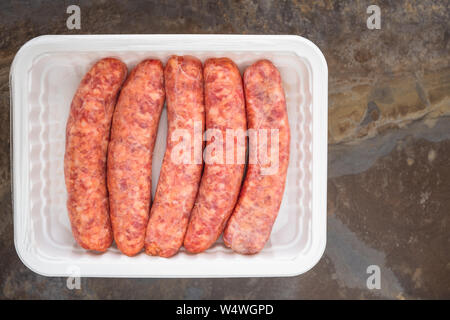 Carni salumi crudi in plastica bianca contenitore vista superiore vicino, spazio di copia Foto Stock