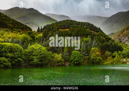 Giornata di pioggia sul Lago di San Domenico nella Riserva Naturale guidata delle Gole del Sagittario. Villalago, Provincia dell'Aquila, Abruzo, Italia, Europa Foto Stock