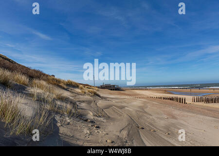 Domburg - Vista al padiglione sulla spiaggia con la bassa marea, Zeeland, Paesi Bassi, 20.03.2018 Foto Stock