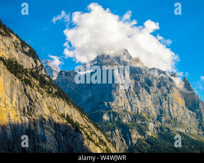 Le montagne della Valle di Lauterbrunnen. Lauterbrunnen, Svizzera. Foto Stock