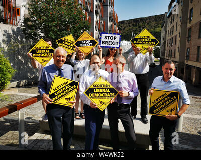 Conservatore scozzese assessore Mark McGeever ha annunciato la sua defezione allo scozzese dei liberali democratici. Gruppo del Partito europeo dei liberali democratici Consigliere Robert Brown (sinistra), Consigliere Marco McGeever (centro), Scottish liberal-democratici leader Willie Rennie (a destra). Foto Stock