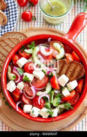 Gustosa insalata greca con il formaggio feta e pane tostato Foto Stock