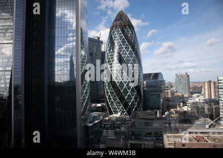 Panorami della città skyline guardando verso 1 St Mary Axe aka il Gherkin dal giardino a 120, la città di Londra la più grande sul tetto dello spazio pubblico, che si trova in cima all'aperto recentemente Fen Corte edificio per uffici a 120 Fenchurch Street a Londra, Regno Unito. A 15 piani, la piattaforma di osservazione offre eccezionali a 360 gradi di vedute della città e della grande Londra ed è gratuito per i soci del pubblico a visitare. Foto Stock