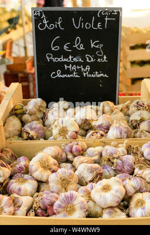 Il francese le bancarelle del mercato in piccole città. Foto Stock