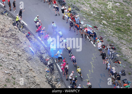 Valloire- 25-07-2019, ciclismo, stadio 18 etappe 18, Embrun - Valloire, il peloton durante la salita del Col du Galibier Foto Stock