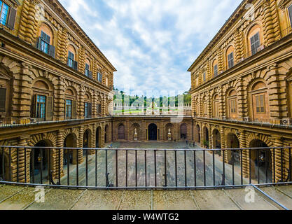 Firenze, Italia - 11 Maggio 2019: Patio Palazzo Pitti e accesso al giardino di Boboli di Firenze Foto Stock