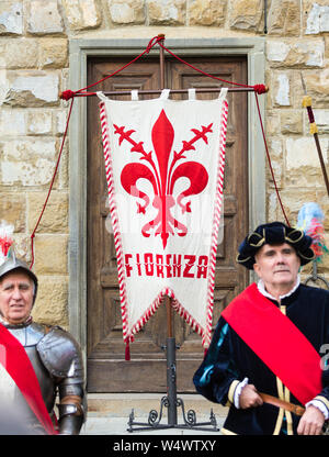 Firenze, Italia - 12 Maggio 2019: tradizionali protezioni fiorentino con bandiera in posa davanti ai turisti. Piazza della Signoria a Firenze, Italia Foto Stock