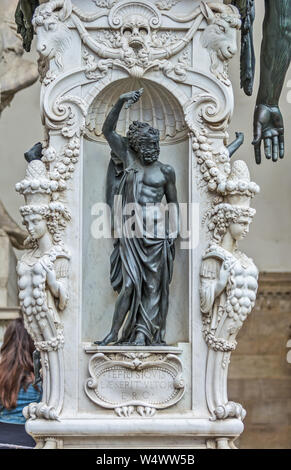 Firenze, Italia - 12 Maggio 2019: statua in bronzo del Perseo con la testa di Medusa di Benvenuto Cellini nella Loggia dei Lanzi in Piazza della Signoria Foto Stock