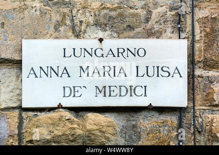 Firenze, Italia - 12 Maggio 2019: Lungarno Anna Maria Luisa de' Medici, memorabile iscrizione sull argine del fiume Arno, Firenze Foto Stock