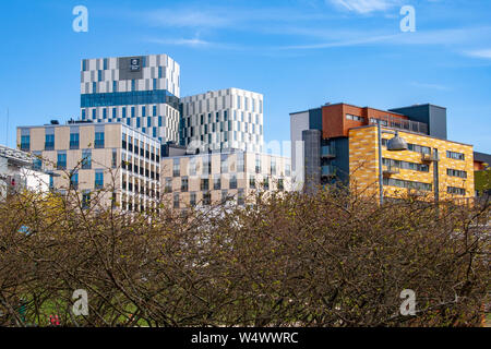 Vista panoramica dell'architettura moderna con edifici di appartamenti a Helsinki in Finlandia Foto Stock