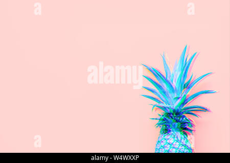 Creativamente tonica ananas al Coral caduta di solido con posto per il testo nella tecnica di glitch. Moderno e alla moda di sfondo colorato. Posizione orizzontale Foto Stock