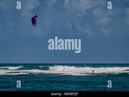 Kite surfer si avvicina alla grande onda nella Repubblica Dominica Foto Stock