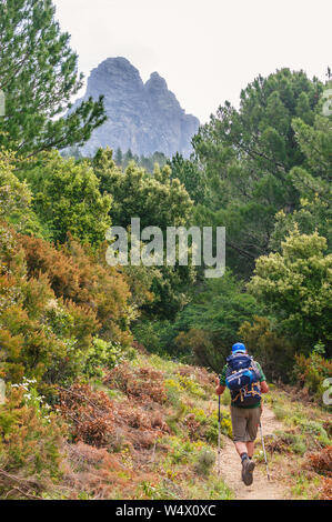Anziani escursionista durante il GR20 escursione in Corsica, Francia Foto Stock