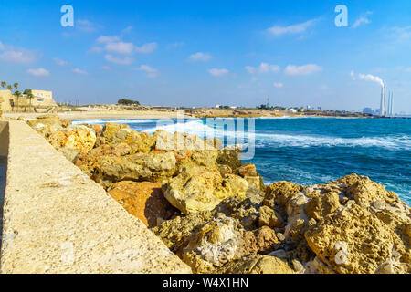 Vista del lungomare e il vecchio porto di Cesarea National Park, Nord di Israele Foto Stock