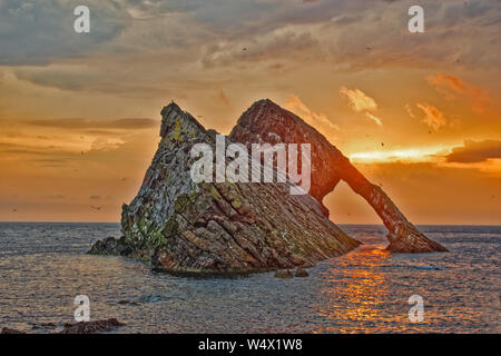 BOW FIDDLE ROCK PORTKNOCKIE MORAY COAST Scozia inizio estate colorato Alba e la luce del sole sul mare Foto Stock