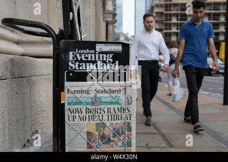 Come ondata di caldo le temperature salgono a livelli record - il giorno più caldo dell'anno finora, l'Evening Standard headline sulla pagina 1 del London Evening Standard cita il Regno Unito il nuovo Primo Ministro Boris Johnson prima riunione del gabinetto e la sua minaccia su un No-Deal Brexit, nella città di Londra (la capitale del distretto finanziario aka il miglio quadrato), il 25 luglio 2019, a Londra, in Inghilterra. Foto Stock