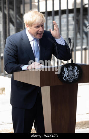 Il nuovo Primo Ministro britannico Boris Johnson al di fuori 10, Downing Street, Londra. Egli prende su di Theresa Maggio. Foto Stock