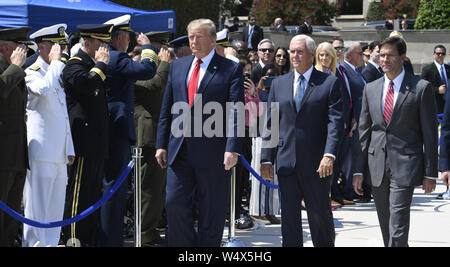 Luglio 25, 2019, Washington, Distretto di Columbia, Stati Uniti d'America: il Presidente degli Stati Uniti, Trump (L) passeggiate passato una guardia d'onore con il nuovo il Segretario alla difesa degli Stati Uniti il dottor Mark T. Esper (R) e Vice Presidente USA Mike pence (C), al Pentagono, giovedì, 25 luglio 2019, Washington, DC. Il Dipartimento della difesa è stata senza a tempo pieno un leader in quanto ex Segretario Jim Mattis si dimise nel dicembre 2018. Credito: Mike Theiler/Piscina via CNP Credito: Mike Theiler/CNP/ZUMA filo/Alamy Live News Foto Stock