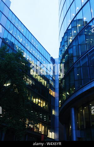 Un edificio a Londra, nel Regno Unito in un colore bluastro e molte finestre shot in un basso angolo di prospettiva. La foto è stata scattata di notte e in un giorno nuvoloso. Foto Stock