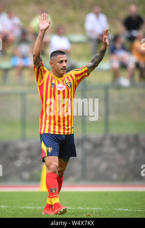 Santa Cristina Val Gardena, Italia. Xxv Luglio, 2019. Foto di Massimo Paolone/LaPresse25 luglio 2019 Santa Cristina di Val Gardena (Bz), Italia sport calcio Lecce vs Virtus Bolzano - pre campionato di calcio di Serie A 2019/2020 - Centro sportivo "Mulin da Coi" nella foto: Gianluca Lapadula osserva Photo Massimo Paolone/LaPresse Luglio 25, 2019 Santa Cristina di Val Gardena (Bz), Italia sport soccer Lecce vs Virtus Bolzano - Pre italiano campionato di Football League A TIM 2019/2020 - centro sportivo "Mulin da Coi". Nel pic: Gianluca Lapadula guarda sul credito: LaPresse/Alamy Live News Foto Stock