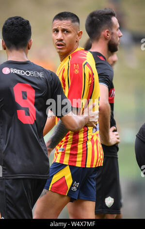 Santa Cristina Val Gardena, Italia. Xxv Luglio, 2019. Foto di Massimo Paolone/LaPresse25 luglio 2019 Santa Cristina di Val Gardena (Bz), Italia sport calcio Lecce vs Virtus Bolzano - pre campionato di calcio di Serie A 2019/2020 - Centro sportivo "Mulin da Coi" nella foto: Gianluca Lapadula osserva Photo Massimo Paolone/LaPresse Luglio 25, 2019 Santa Cristina di Val Gardena (Bz), Italia sport soccer Lecce vs Virtus Bolzano - Pre italiano campionato di Football League A TIM 2019/2020 - centro sportivo "Mulin da Coi". Nel pic: Gianluca Lapadula guarda sul credito: LaPresse/Alamy Live News Foto Stock