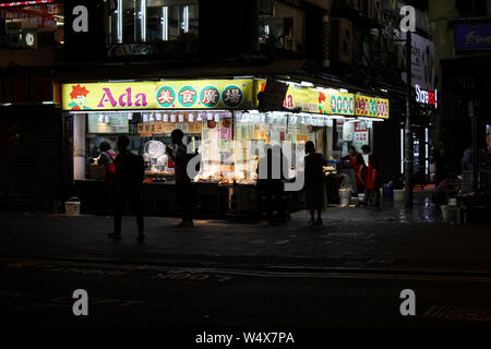 Venditore di cibo di strada all'angolo di Lockhart Road e o'Brien Road a Hong Kong Special Administrative Region della Repubblica popolare Cinese Foto Stock