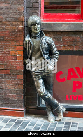 John Lennon statua vicino al Cavern Club e il Muro delle Celebrità su Mathew Street in Liverpool Foto Stock