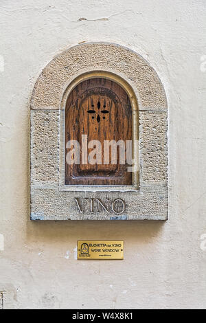 Firenze, Italia - 10 Maggio 2019: Bushetta del vino, finestra di vite, iscrizione sul muro di un edificio a Firenze Foto Stock