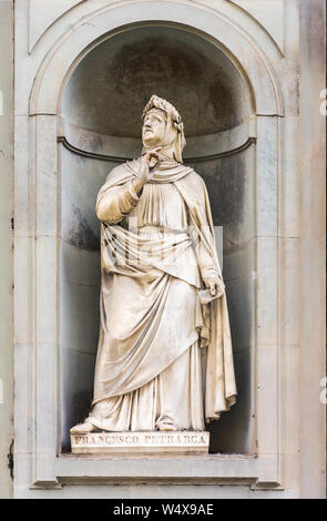 Firenze, Italia - 10 Maggio 2019: Statua di un Francesco Petrarca sul piazzale degli Uffizi Foto Stock