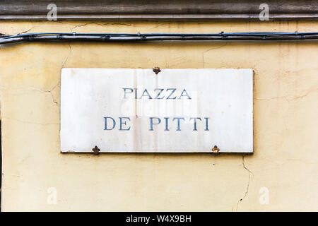 Firenze, Italia - 10 Maggio 2019: strada segno Piazza de' Pitti sulla parete a Firenze, Italia Foto Stock