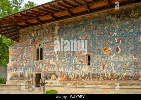 Parete dipinta sulla Chiesa al Monastero di Voronet, Voronet, Romania Foto Stock