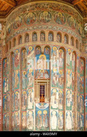 Parete dipinta sulla Chiesa al Monastero di Voronet, Voronet, Romania Foto Stock