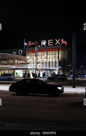 Iconico movie theater Bio Rex e il nuovo museo di arte Amos Rex sulla Mannerheimintie a Helsinki in Finlandia Foto Stock