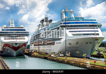 Navi da Crociera Island Princess e norvegese Gioiello in Gatun serrature del Canale di Panama Foto Stock