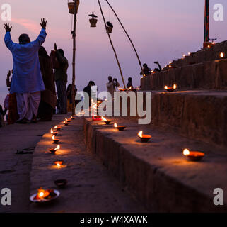 Varanasi, India - CIRCA NOVEMBRE 2018: persone adorare durante una cerimonia di assi Ghat di Varanasi. Il Aarti è un potente ed elevando lo spirito Foto Stock