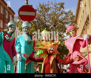 Glasgow, Scotland, Regno Unito 25 luglio, 2019. Sunny Merchant City Festival Masquerade science fiction costumi di soddisfare il carnevale di Venezia in strade che erano troppo caldi per i costumi. Gerard Ferry/ Alamy Live News Foto Stock