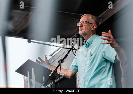 Leader del partito laburista Jeremy Corbyn risolve una folla di persone raccolte al di fuori del Parlamento a Londra per chiamare per lo svolgimento delle elezioni generali in risposta a Boris Johnson nomina come il nuovo leader del partito conservatore e del Primo Ministro britannico. Foto Stock