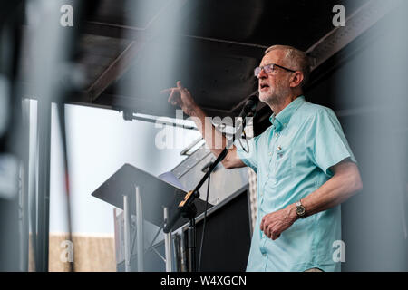 Leader del partito laburista Jeremy Corbyn risolve una folla di persone raccolte al di fuori del Parlamento a Londra per chiamare per lo svolgimento delle elezioni generali in risposta a Boris Johnson nomina come il nuovo leader del partito conservatore e del Primo Ministro britannico. Foto Stock