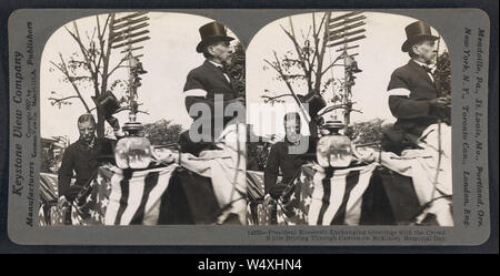 Il presidente Roosevelt lo scambio di saluti con la folla durante la guida attraverso il cantone sul McKinley Memorial Day, scheda Stereo, Keystone View Company, 30 Settembre 1907 Foto Stock