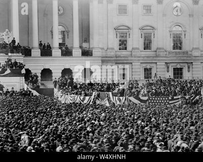 Presidente McKinley facendo il suo discorso inaugurale, U. S. Capitol, Washington DC, USA, fotografia di George Prince, 4 marzo 1897 Foto Stock