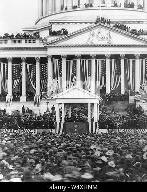 Presidente McKinley rendendo il suo secondo discorso inaugurale, U. S. Capitol, Washington DC, Stati Uniti d'America, 4 marzo 1901 Foto Stock