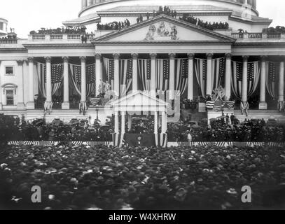 Presidente McKinley rendendo il suo secondo discorso inaugurale, U. S. Capitol, Washington DC, USA, C. M. Bell Studio Collection, 4 marzo 1901 Foto Stock