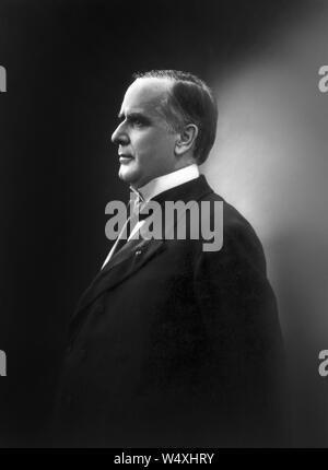 William McKinley (1843-1901), 25° Presidente degli Stati Uniti, 1897-1901 Profilo Half-Length ritratto, fotografia di Federico Gutekunst, 1896 Foto Stock