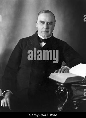 William McKinley (1843-1901), 25° Presidente degli Stati Uniti, 1897-1901 Half-Length ritratto seduto alla scrivania, fotografia di B.M. Clinedinst, 1900 Foto Stock