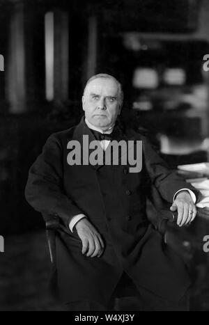 William McKinley (1843-1901), 25° Presidente degli Stati Uniti, 1897-1901 seduto ritratto, fotografia di Charles Milton Bell, tra 1890 Foto Stock