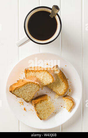 Dolce torta di bundt sulla piastra e la tazza di caffè. Vista dall'alto. Foto Stock